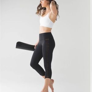 LULULEMON Sunshine Salutation Crop (Full-On Luxtreme) - Black - Size 4
